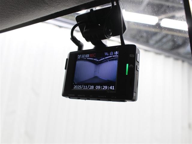 運転中の「万が一」を記録してくれ、もしもの時も心強いドライブレコーダーを装備しています。