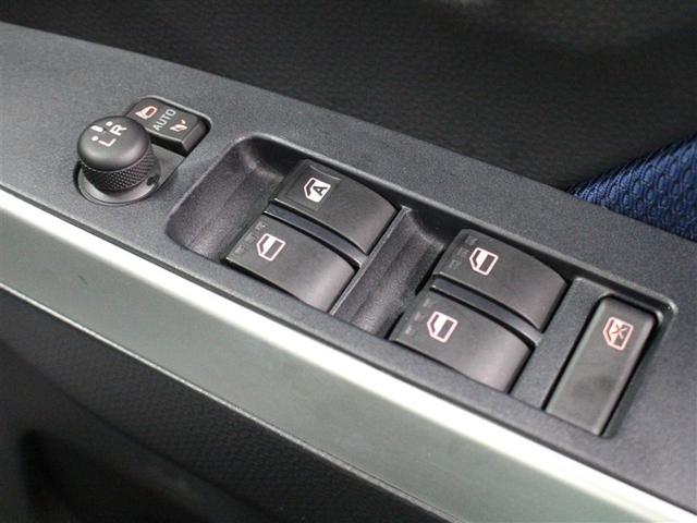 オート格納機能を搭載したドアミラーと全席パワーウィンドウを装備しています。