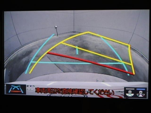 車庫入れや縦列駐車などの際に、後退操作の参考になるガイドラインをモニター画面に表示します。