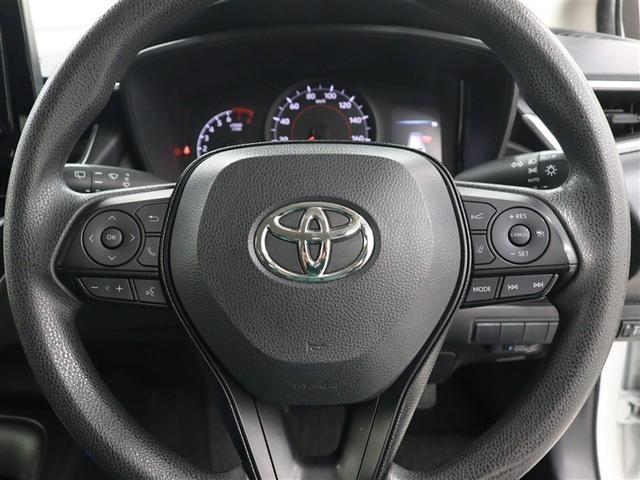 ステアリングホイールから手を離すことなくオーディオやマルチインフォメーションディスプレイの表示切替などの操作が行えるステアリングスイッチを採用しています。