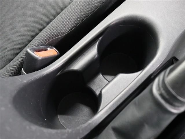 手に取りやすい位置に小物入れ兼カップホルダーを装備しています。