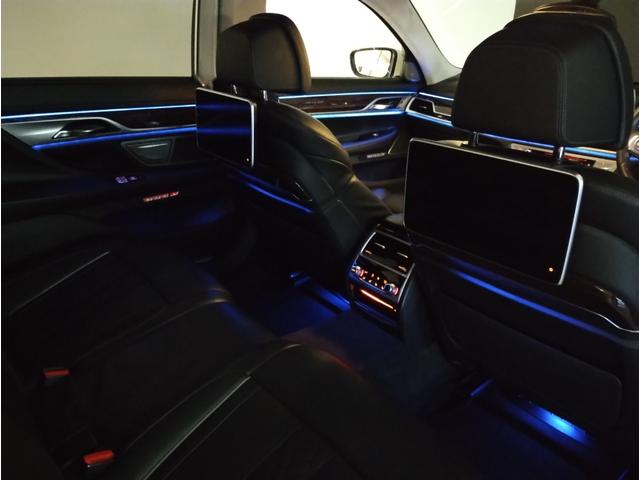 750Li エクセレンス 黒レザーシート 電動ガラスサンルーフ リアエンターテイメント ベンチレーションシート ヘッドアップディスプレイ レーザーライト ハーマンカードン アクティブクルーズコントロール リアスライドブラインド(55枚目)