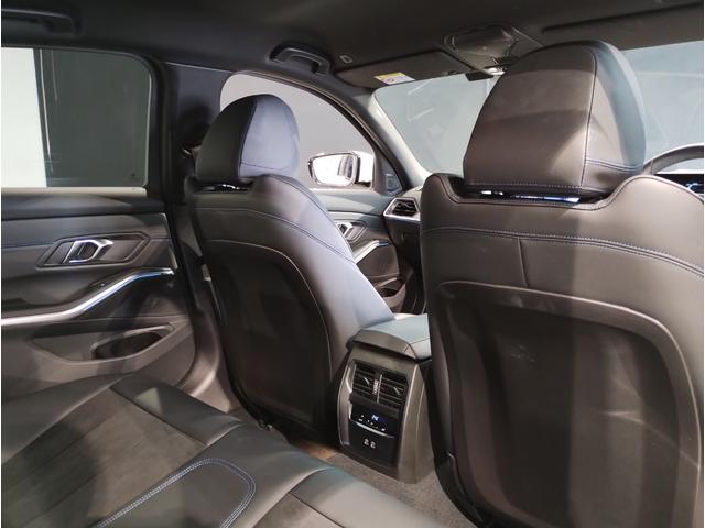 ３シリーズ ３２０ｄ　ｘＤｒｉｖｅＭスポーツエディションシャドー　後期モデル　１オーナー　純正オプション１９ＡＷ　ブラックキドニーグリル　シートヒーター　ヘッドアップディスプレイ　追従式クルコン　パドルシフト　電動シート　電動リアゲート　ＬＥＤ　ＥＴＣ　全周囲カメラ（17枚目）