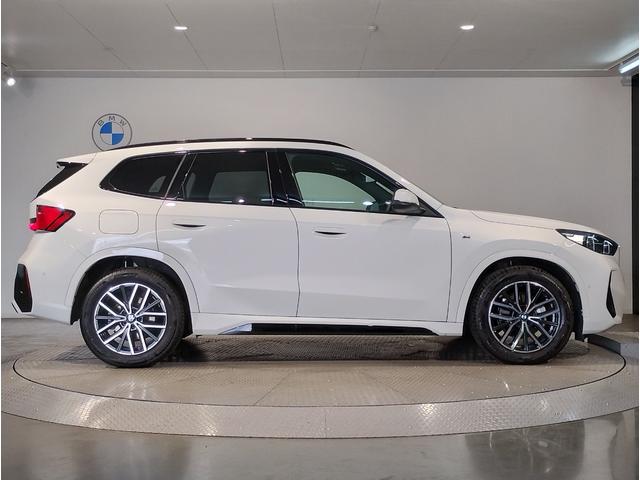 Ｘ１ ｘＤｒｉｖｅ　２０ｄ　Ｍスポーツ　デモレンタ　１オーナー　カーブドディスプレイ　全周囲カメラ　ヘッドアップディスプレイ　電動シート　電動リアゲート　パドルシフト　追従式クルコン　ＬＥＤライト　ＥＴＣ　シートヒーター　純正１８インチＡＷ（7枚目）