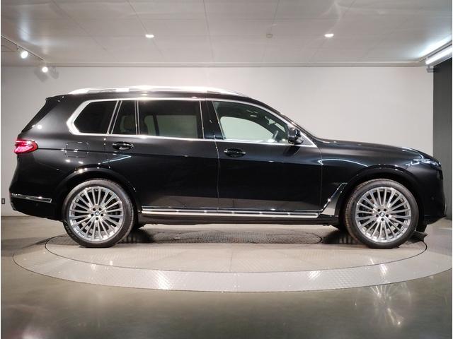 X7 xDrive 40dエクセレンス 後期モデル 6人乗り スカイラウンジパノラマサンルーフ アイボリーレザー 22インチAW 保冷保温機能付きカップホルダー ベンチレーションシート 追従式クルコン ヘッドアップディスプレイ LEDライト(9枚目)