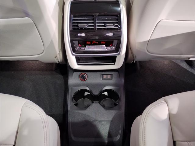 X7 xDrive 40dエクセレンス 後期モデル 6人乗り スカイラウンジパノラマサンルーフ アイボリーレザー 22インチAW 保冷保温機能付きカップホルダー ベンチレーションシート 追従式クルコン ヘッドアップディスプレイ LEDライト(54枚目)