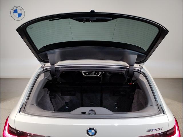 ３シリーズ ３２０ｉツーリング　Ｍスポーツ　ハイラインパッケージ　ワンオーナー　黒レザー　シートヒーター　ウッドパネル　パドルシフト　電動リアゲート　追従型クルーズコントロール　ワイヤレス充電　メモリ機能付パワーシート　ＬＥＤヘッドライト　パーキングアシストプラス（12枚目）