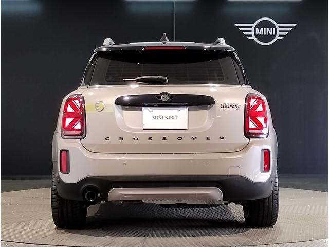 愛され続けるＭＩＮＩのオリジナリティを最大限に生かしながら、ダイナミックなシルエットとトレードマークの楕円形ヘッドライトが華々しい印象を与えます！