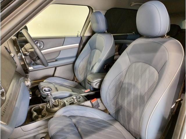 【機能的なコントロール・パネル】ドライバーがより直感的に操作できる様、コントローラーとスイッチ類を統合。きわめて高度な機能性と快適な操作フィーリングを実現しました☆