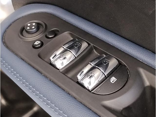 ☆ＭＩＮＩの車の始まりは大人四人がギリギリ乗れるコンパクトな車です！！今となっては３ナンバーですが、もともとは５ナンバーの車でした！！