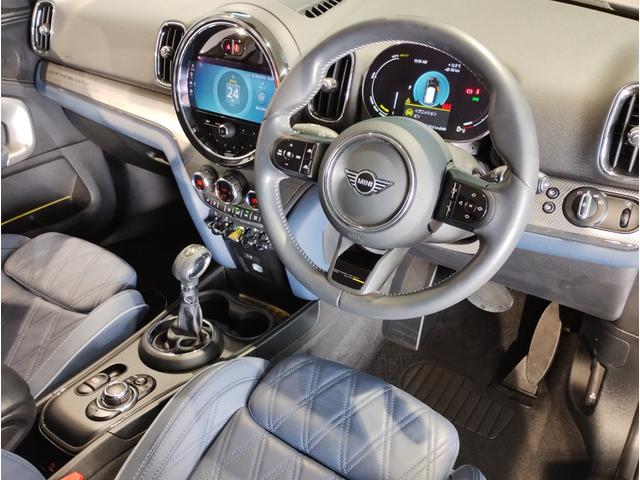 愛され続けるＭＩＮＩのオリジナリティを最大限に生かしながら、ダイナミックなシルエットとトレードマークの楕円形ヘッドライトが華々しい印象を与えます！