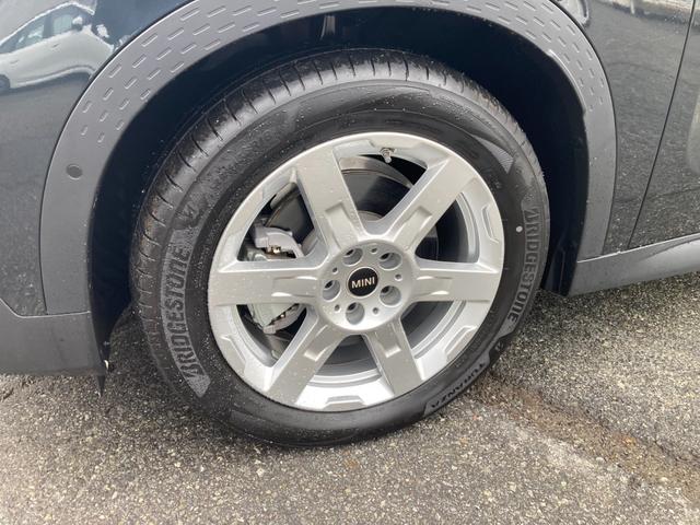MINI カントリーマンSEオール4 クラシック・トリム 弊社元デモカー 1オーナー harman/kardon ヘッドアップディスプレイ シートヒーター 全周囲カメラ 衝突軽減ブレーキ 電動リアゲート 電動シート LEDライト 追従式クルーズコントロール(7枚目)