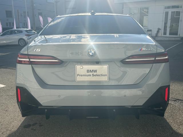 ｉ５ Ｍ６０　ｘＤｒｉｖｅ　元弊社デモカー　Ｂｏｗｅｒｓ＆Ｗｉｌｋｉｎｓ　カーボンインテリア　ブラックレザー　シートヒーター　電動シート　全周囲カメラ　　ムーンルーフ　追従式クルーズコントロール　ヘッドアップディスプレイ　ＬＥＤ（7枚目）