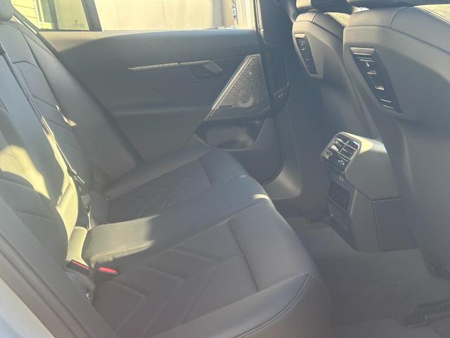 ｉ５ Ｍ６０　ｘＤｒｉｖｅ　元弊社デモカー　Ｂｏｗｅｒｓ＆Ｗｉｌｋｉｎｓ　カーボンインテリア　ブラックレザー　シートヒーター　電動シート　全周囲カメラ　　ムーンルーフ　追従式クルーズコントロール　ヘッドアップディスプレイ　ＬＥＤ（17枚目）