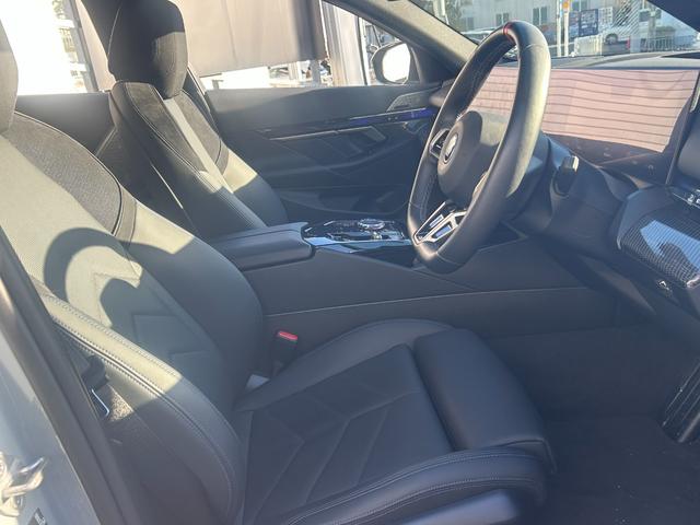 ｉ５ Ｍ６０　ｘＤｒｉｖｅ　元弊社デモカー　Ｂｏｗｅｒｓ＆Ｗｉｌｋｉｎｓ　カーボンインテリア　ブラックレザー　シートヒーター　電動シート　全周囲カメラ　　ムーンルーフ　追従式クルーズコントロール　ヘッドアップディスプレイ　ＬＥＤ（21枚目）