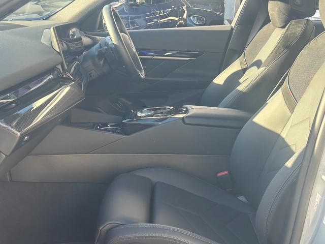 ｉ５ Ｍ６０　ｘＤｒｉｖｅ　元弊社デモカー　Ｂｏｗｅｒｓ＆Ｗｉｌｋｉｎｓ　カーボンインテリア　ブラックレザー　シートヒーター　電動シート　全周囲カメラ　　ムーンルーフ　追従式クルーズコントロール　ヘッドアップディスプレイ　ＬＥＤ（30枚目）