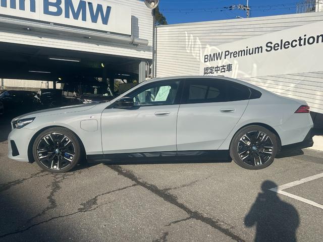 ｉ５ Ｍ６０　ｘＤｒｉｖｅ　元弊社デモカー　Ｂｏｗｅｒｓ＆Ｗｉｌｋｉｎｓ　カーボンインテリア　ブラックレザー　シートヒーター　電動シート　全周囲カメラ　　ムーンルーフ　追従式クルーズコントロール　ヘッドアップディスプレイ　ＬＥＤ（41枚目）