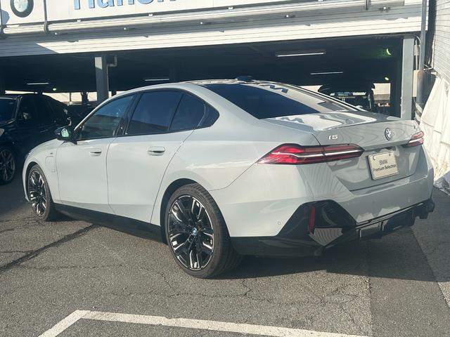 ｉ５ Ｍ６０　ｘＤｒｉｖｅ　元弊社デモカー　Ｂｏｗｅｒｓ＆Ｗｉｌｋｉｎｓ　カーボンインテリア　ブラックレザー　シートヒーター　電動シート　全周囲カメラ　　ムーンルーフ　追従式クルーズコントロール　ヘッドアップディスプレイ　ＬＥＤ（67枚目）