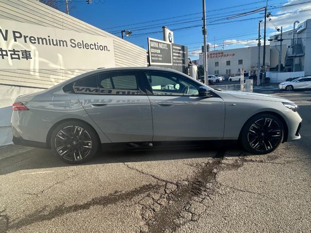 ｉ５ Ｍ６０　ｘＤｒｉｖｅ　元弊社デモカー　Ｂｏｗｅｒｓ＆Ｗｉｌｋｉｎｓ　カーボンインテリア　ブラックレザー　シートヒーター　電動シート　全周囲カメラ　　ムーンルーフ　追従式クルーズコントロール　ヘッドアップディスプレイ　ＬＥＤ（70枚目）