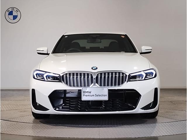 ３シリーズ ３２０ｉ　Ｍスポーツ　後期モデル　ハーフレザー　シートヒーター　ヘッドアップディスプレイ　カーブドディスプレイ　全周囲カメラ　障害物センサー　純正１８ＡＷ　追従式クルコン　パドルシフト　電動リアゲート　電動シート　ＬＥＤ（5枚目）