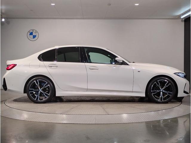 ３シリーズ ３２０ｉ　Ｍスポーツ　後期モデル　ハーフレザー　シートヒーター　ヘッドアップディスプレイ　カーブドディスプレイ　全周囲カメラ　障害物センサー　純正１８ＡＷ　追従式クルコン　パドルシフト　電動リアゲート　電動シート　ＬＥＤ（7枚目）