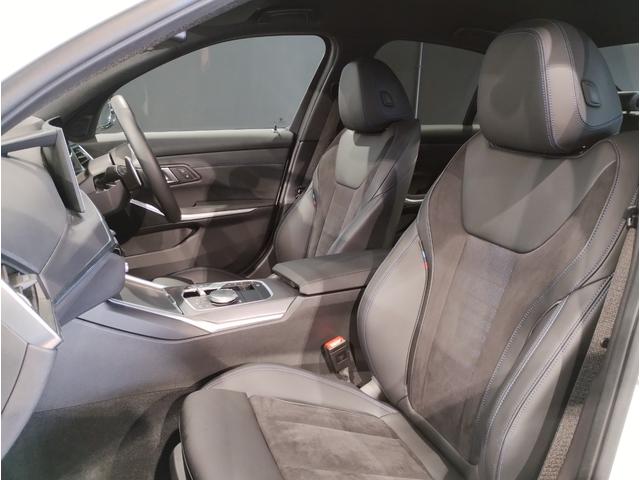 ３シリーズ ３２０ｉ　Ｍスポーツ　後期モデル　ハーフレザー　シートヒーター　ヘッドアップディスプレイ　カーブドディスプレイ　全周囲カメラ　障害物センサー　純正１８ＡＷ　追従式クルコン　パドルシフト　電動リアゲート　電動シート　ＬＥＤ（15枚目）