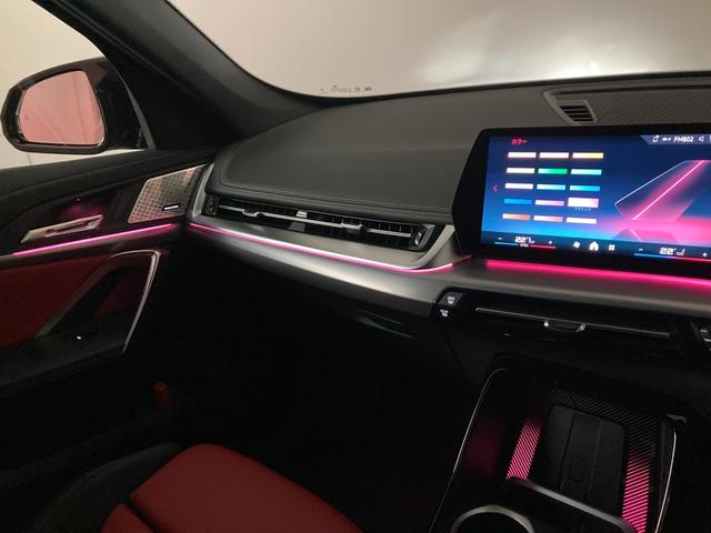 X1 M35i xDrive 元弊社デモカー フィオナレッドレザー ハーマンカードンスピーカー ヘッドアップディスプレイ スポーツシート 全周囲カメラ 電動トランク アップルカープレイ アンドロイドオート 純正OP20インチAW(73枚目)