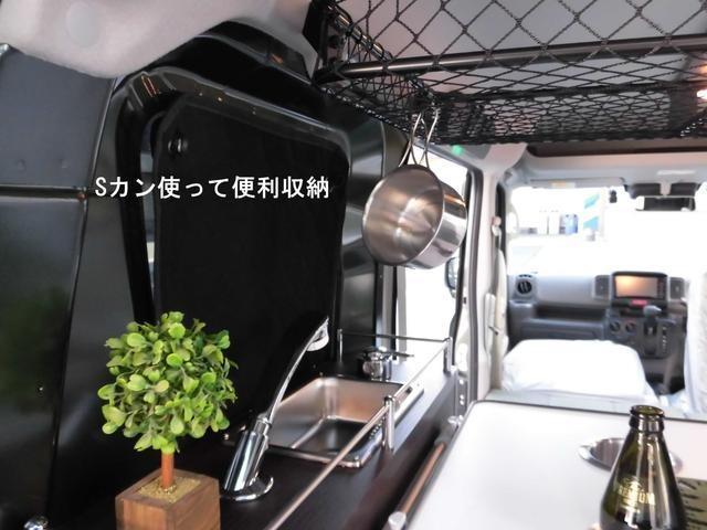 エブリイ ＰＣ　軽キャンピング仕様　２０２４新型モデル　ミニシンク　１００Ｖ電源　ポータブル電源４００ＷＨ　６分割ベットマット　下駄箱　天井断熱処理　３連ＬＥＤルームライト　間接照明　ステップライト　左右キャビネット（14枚目）