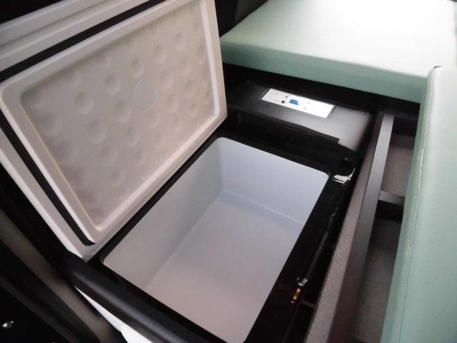 エブリイ ＰＣ　ダムド　リトルＤ　軽キャン仕様　電子レンジ　冷蔵庫　ナビ＆ＴＶ　バックカメラ　天井断熱施工　２０００Ｗインバータ　１００ＡＨサブバッテリー　走行充電　外部充電　ミニシンク　下駄箱　ベットマット新品（14枚目）