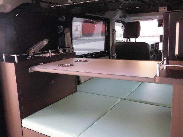 エブリイ ＰＣ　ダムド　リトルＤ　軽キャン仕様　電子レンジ　冷蔵庫　ナビ＆ＴＶ　バックカメラ　天井断熱施工　２０００Ｗインバータ　１００ＡＨサブバッテリー　走行充電　外部充電　ミニシンク　下駄箱　ベットマット新品（15枚目）