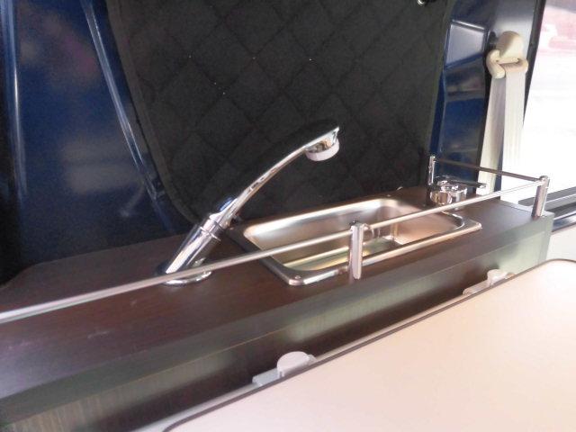 エブリイ ＰＣ　ダムド　リトルＤ　軽キャン仕様　電子レンジ　冷蔵庫　ナビ＆ＴＶ　バックカメラ　天井断熱施工　２０００Ｗインバータ　１００ＡＨサブバッテリー　走行充電　外部充電　ミニシンク　下駄箱　ベットマット新品（16枚目）