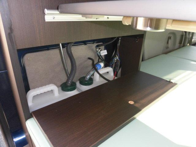 エブリイ ＰＣ　ダムド　リトルＤ　軽キャン仕様　電子レンジ　冷蔵庫　ナビ＆ＴＶ　バックカメラ　天井断熱施工　２０００Ｗインバータ　１００ＡＨサブバッテリー　走行充電　外部充電　ミニシンク　下駄箱　ベットマット新品（17枚目）