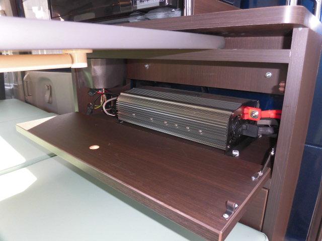 エブリイ ＰＣ　ダムド　リトルＤ　軽キャン仕様　電子レンジ　冷蔵庫　ナビ＆ＴＶ　バックカメラ　天井断熱施工　２０００Ｗインバータ　１００ＡＨサブバッテリー　走行充電　外部充電　ミニシンク　下駄箱　ベットマット新品（23枚目）