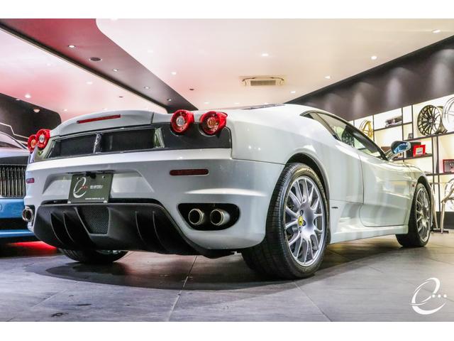 Ｆ４３０ Ｆ１　後期モデル　正規ディーラー車　記録簿　ベタツキ除去済　カーボンレーシングシート　チャレンジホイール　チャレンジグリル　左ハンドル　イエローキャリパー　カーボンセラミックブレーキシステム（13枚目）