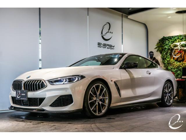 ８シリーズ Ｍ８５０ｉ　ｘＤｒｉｖｅクーペ　Ｂｏｗｅｒｓ＆Ｗｉｌｋｉｎｓダイヤモンドサウンド　カーボンファイバールーフ　インディビジュアルインテリア　３Ｄデザインカーボンルーフ　ミネラルホワイト　レーザーライト　ヘッドアップディスプレイ（5枚目）