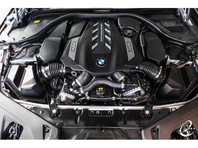 Ｍ８５０ｉ　ｘＤｒｉｖｅ　グランクーペ　インディビジュアルエクステッドレザーメリノ　フィオナレッド　ブラック　アルカンターラルーフライニング　ナイトビジョン　パノラマガラスサンルーフ　メタリックペイント　ミネラルホワイト　オプションホイール(18枚目)