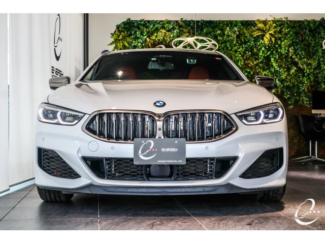 Ｍ８５０ｉ　ｘＤｒｉｖｅ　グランクーペ　インディビジュアルエクステッドレザーメリノ　フィオナレッド　ブラック　アルカンターラルーフライニング　ナイトビジョン　パノラマガラスサンルーフ　メタリックペイント　ミネラルホワイト　オプションホイール(32枚目)