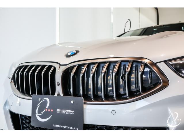 Ｍ８５０ｉ　ｘＤｒｉｖｅ　グランクーペ　インディビジュアルエクステッドレザーメリノ　フィオナレッド　ブラック　アルカンターラルーフライニング　ナイトビジョン　パノラマガラスサンルーフ　メタリックペイント　ミネラルホワイト　オプションホイール(34枚目)