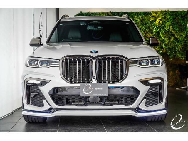 Ｍ５０ｉ　ウェルネスパッケージ　スカイラウンジパノラマサンルーフ　２列目コンフォートシート　６人乗り　エナジータイプ７　２２インチ　エクゼクティブドライブプロ　アルカンターラルーフライニング　ミネラルホワイト(11枚目)