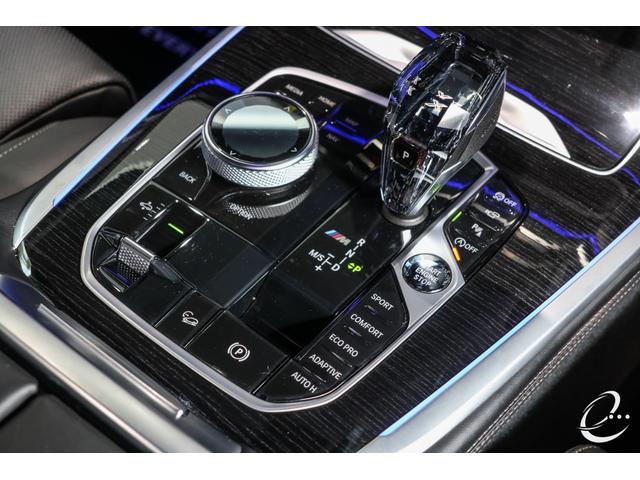 Ｘ７ Ｍ５０ｉ　ウェルネスパッケージ　スカイラウンジパノラマサンルーフ　２列目コンフォートシート　６人乗り　エナジータイプ７　２２インチ　エクゼクティブドライブプロ　アルカンターラルーフライニング　ミネラルホワイト（68枚目）