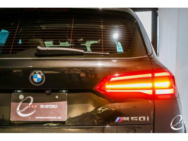 Ｘ５ Ｍ５０ｉ　ドライビングダイナミクスパッケージ　パノラマサンルーフ　アイボリーホワイトレザー　レッドキャリパー　コンフォートパッケージ　プラスパッケージ　２２インチオプションホイール　エアサス（11枚目）