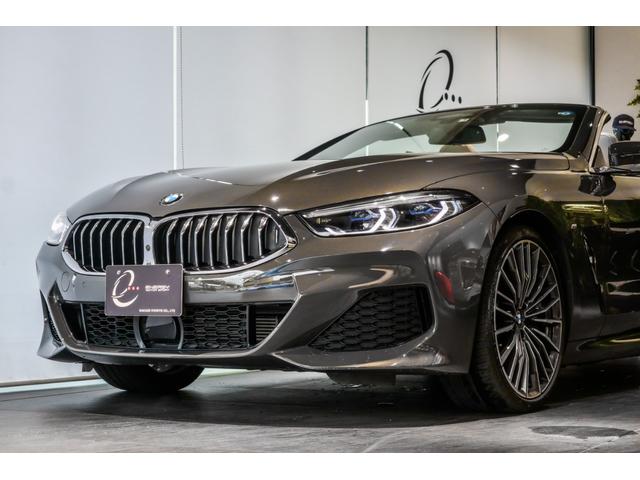 ８シリーズ ８４０ｄ　ｘＤｒｉｖｅカブリオレ　Ｍスポーツ　インディビジュアルボディーカラー　ドラバイトグレー　インディビジュアルエクステッドレザーメリノ　アイボリーホワイト　ハーマンカードンサウンド　オプション　マルチスポークホイール　地デジ　バックカメラ（21枚目）