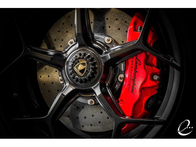 ウラカン 　ＥＶＯ　ＬＤＦ　ロッソマーズ　フロントリフティング　２０インチ鍛造マットブラックホイール　クリアガラスエンジンフード　カーボンＳｋｉｎパッケージ　ＳＥＮＳＯＮＵＭサウンド　バックカメラ（26枚目）