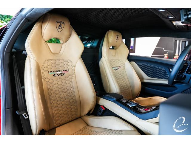 ウラカン 　ＥＶＯ（ＬＤＦ）　左ハンドル　イエローブレーキキャリパー　スタイルパッケージハイグロスブラック　カーボンセラミックブレーキ　カスタムラッピング　ベージュレザーシート　レオロージカルサスペンション（13枚目）