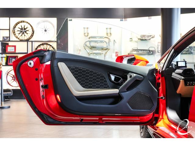 ウラカン 　ＥＶＯ（ＬＤＦ）　左ハンドル　イエローブレーキキャリパー　スタイルパッケージハイグロスブラック　カーボンセラミックブレーキ　カスタムラッピング　ベージュレザーシート　レオロージカルサスペンション（15枚目）