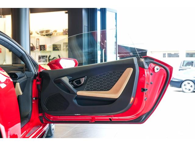 ウラカン 　ＥＶＯ（ＬＤＦ）　左ハンドル　イエローブレーキキャリパー　スタイルパッケージハイグロスブラック　カーボンセラミックブレーキ　カスタムラッピング　ベージュレザーシート　レオロージカルサスペンション（16枚目）