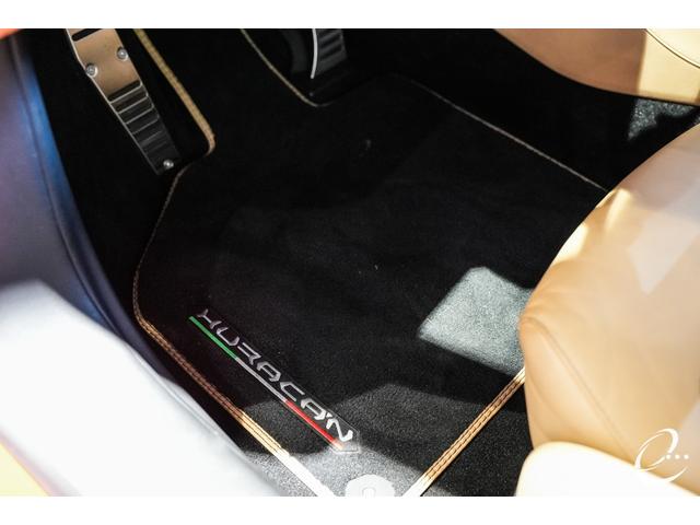 ウラカン 　ＥＶＯ（ＬＤＦ）　左ハンドル　イエローブレーキキャリパー　スタイルパッケージハイグロスブラック　カーボンセラミックブレーキ　カスタムラッピング　ベージュレザーシート　レオロージカルサスペンション（36枚目）