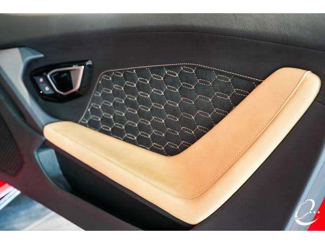 ウラカン 　ＥＶＯ（ＬＤＦ）　左ハンドル　イエローブレーキキャリパー　スタイルパッケージハイグロスブラック　カーボンセラミックブレーキ　カスタムラッピング　ベージュレザーシート　レオロージカルサスペンション（37枚目）