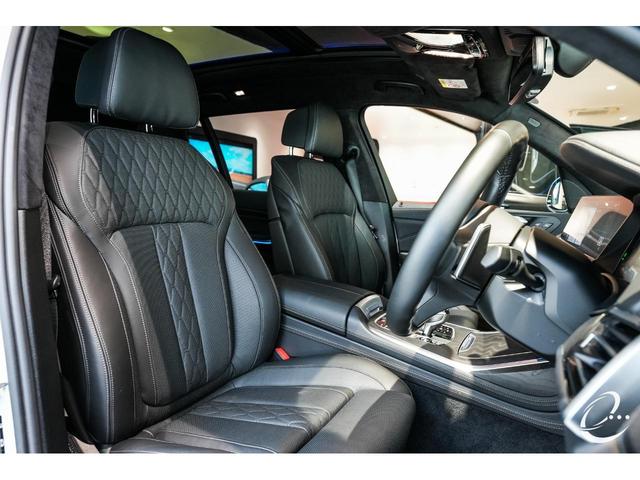 Ｘ７ ｘＤｒｉｖｅ　３５ｄ　Ｍスポーツ　エナジーコンプリートカー　スカイラウンジパノラマガラスサンルーフウェルネスパッケージ　アルカンターラルーフライニング　２列目コンフォートシート　エナジー２２インチ（23枚目）