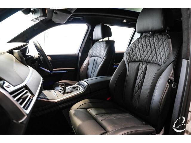 Ｘ７ ｘＤｒｉｖｅ　３５ｄ　Ｍスポーツ　エナジーコンプリートカー　スカイラウンジパノラマガラスサンルーフウェルネスパッケージ　アルカンターラルーフライニング　２列目コンフォートシート　エナジー２２インチ（24枚目）
